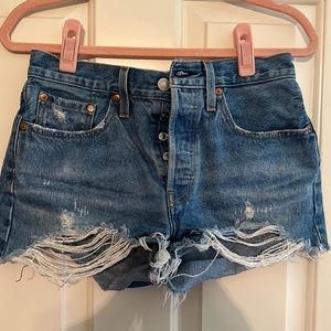 Women’s High Waisted Levi denim jean 501 shorts Size 27